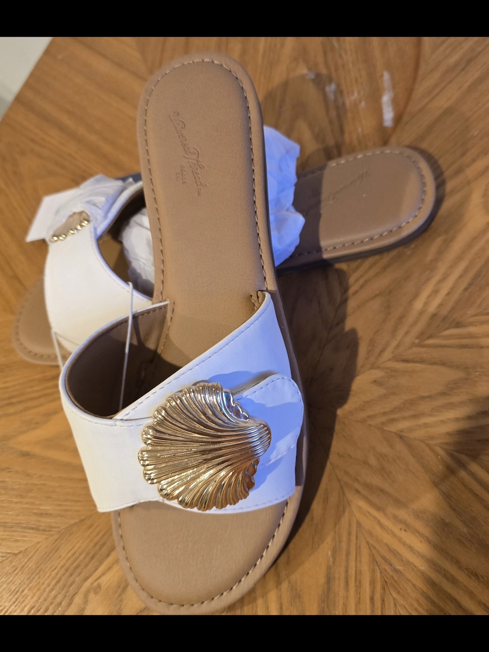 Universal Thread White Slide Sandals with Gold Shell Accent
